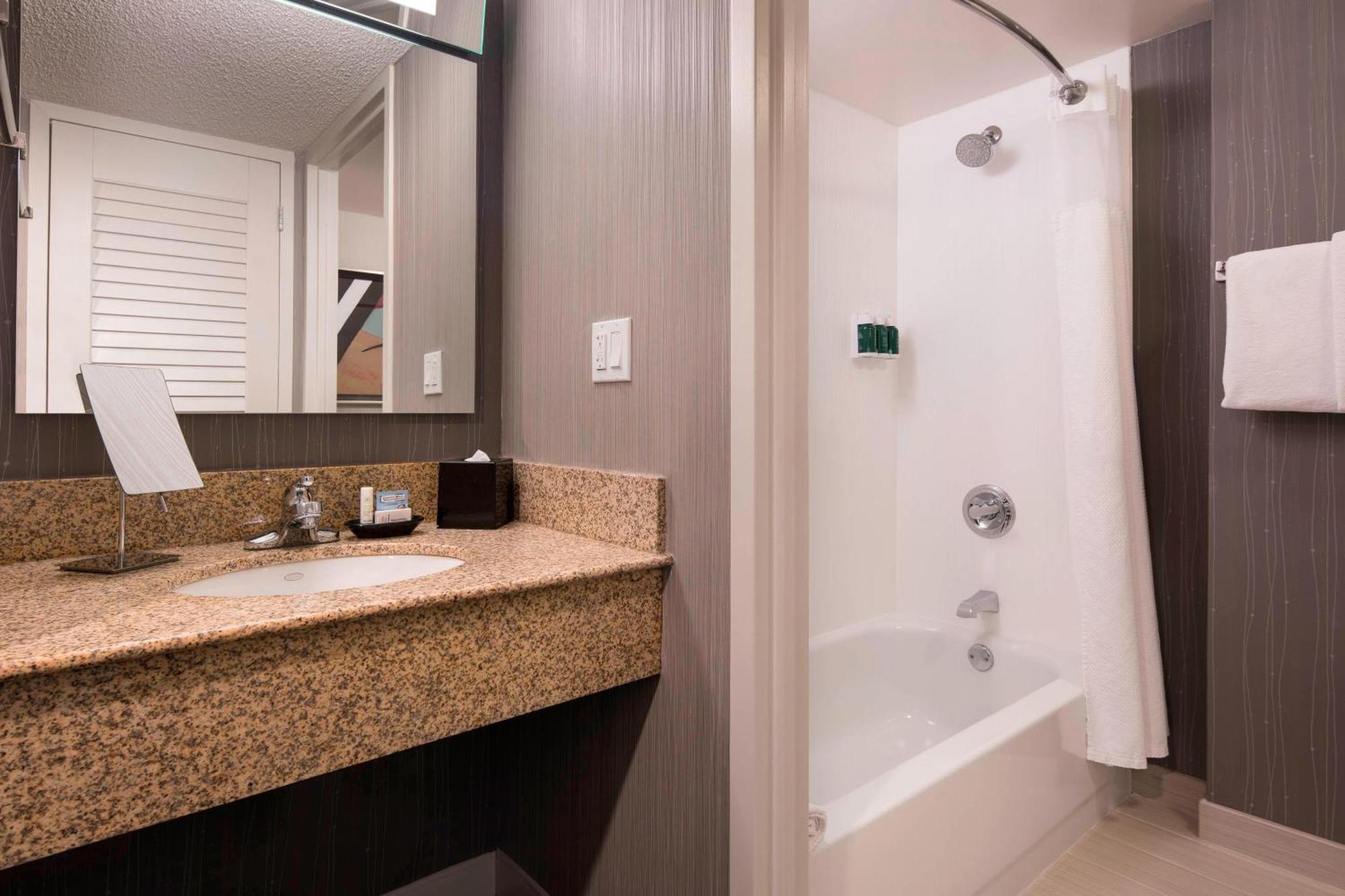 Courtyard By Marriott Denver Airport Экстерьер фото