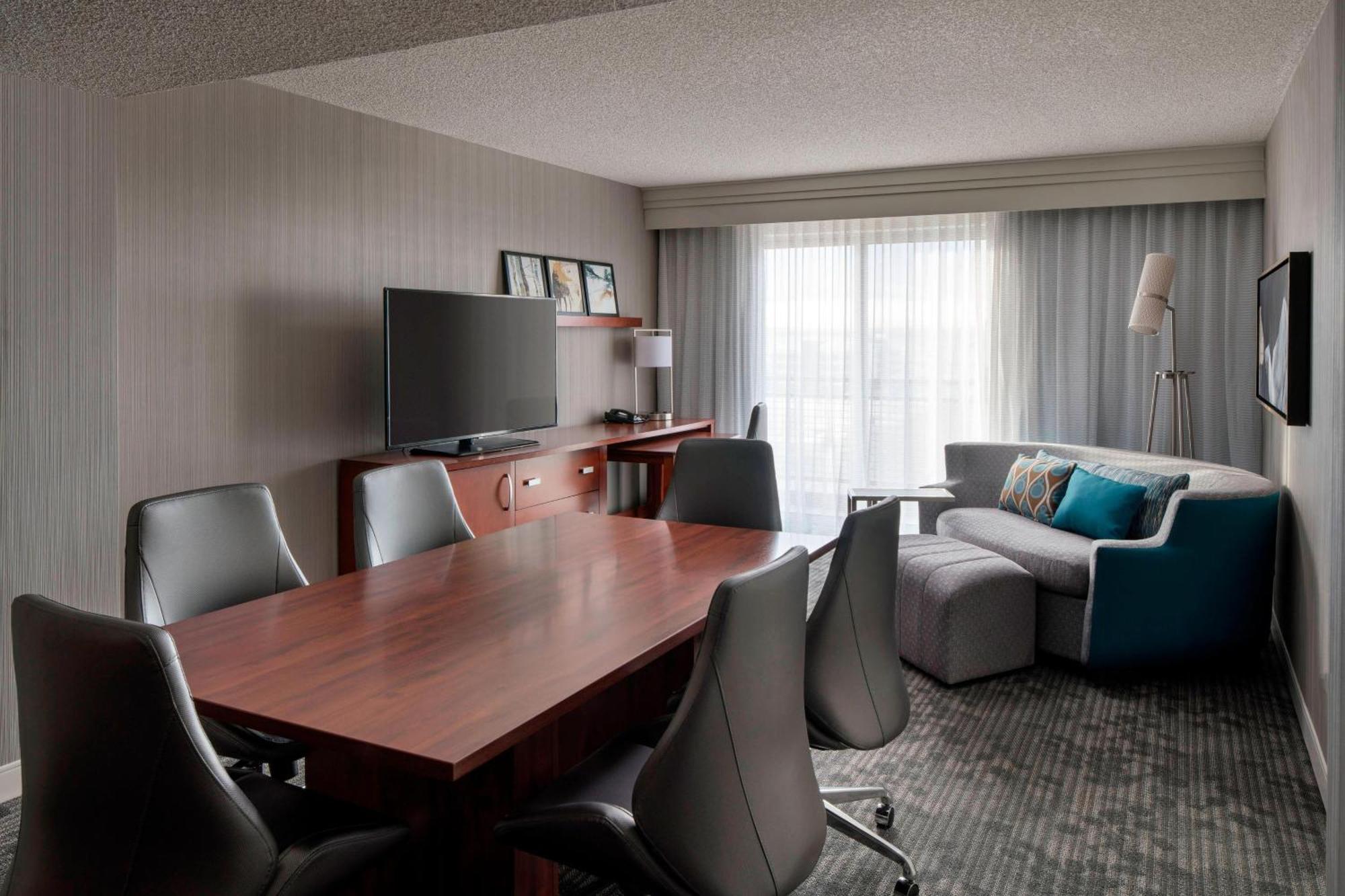 Courtyard By Marriott Denver Airport Экстерьер фото