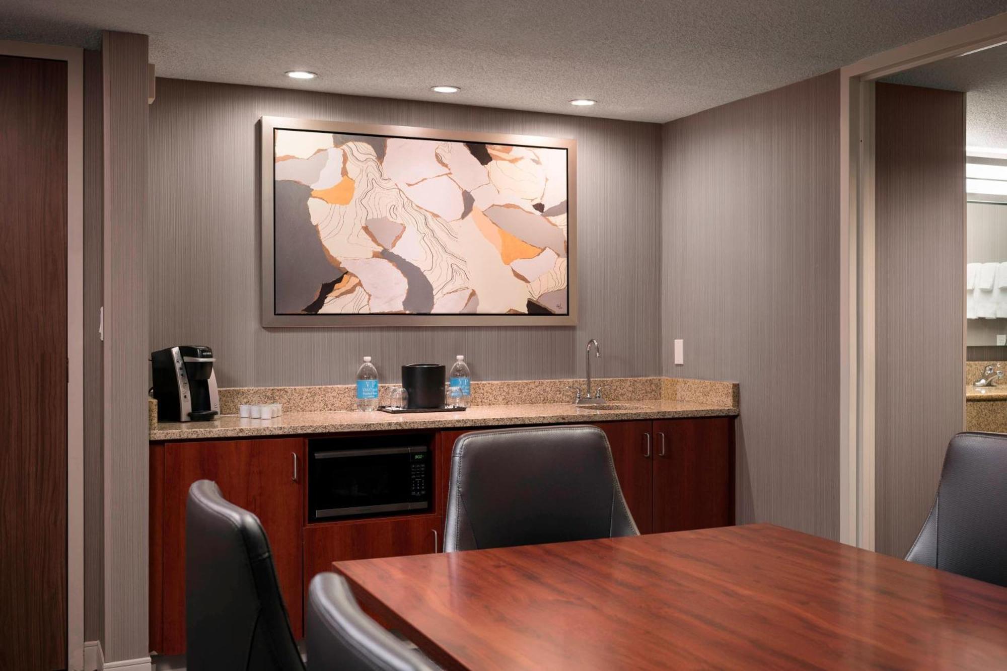 Courtyard By Marriott Denver Airport Экстерьер фото